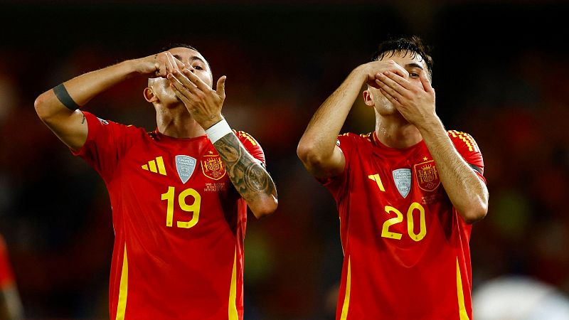 Espaa - Suiza | Yremi Pino y Pedri celebran el 1-0 en el Heliodoro Rodrguez