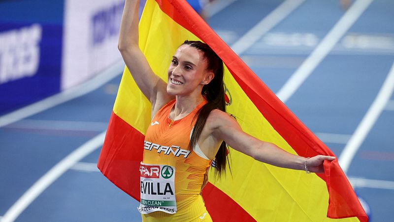 Paula Sevilla celebra su bronce en el Europeo de pista cubierta 2025