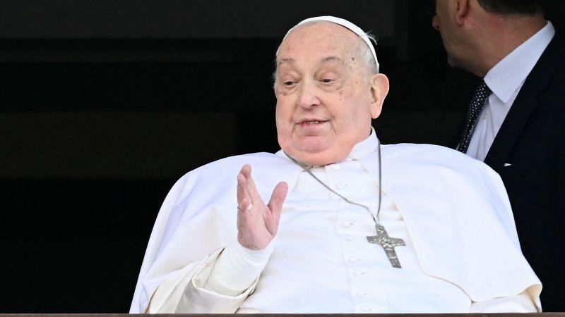 El papa saluda desde la ventana del hospital Gemelli