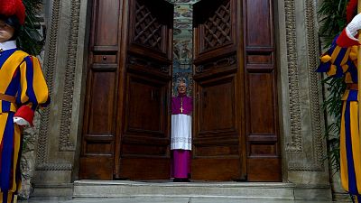 El cnclave comienza oficialmente en la Capilla Sixtina tras la proclamacin del 'Extra omnes': "Todos fuera"