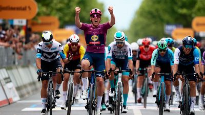 Mads Pedersen alza los brazos tras su victoria en Vlorë, en la etapa 3 del Giro de Italia 2025