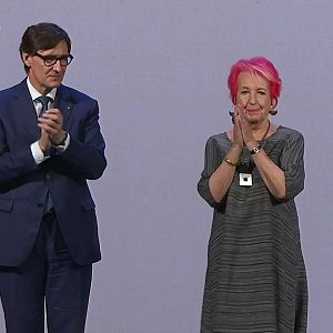 Rosa Maria Calaf entre les guardonades amb les Creus de Sant Jordi
