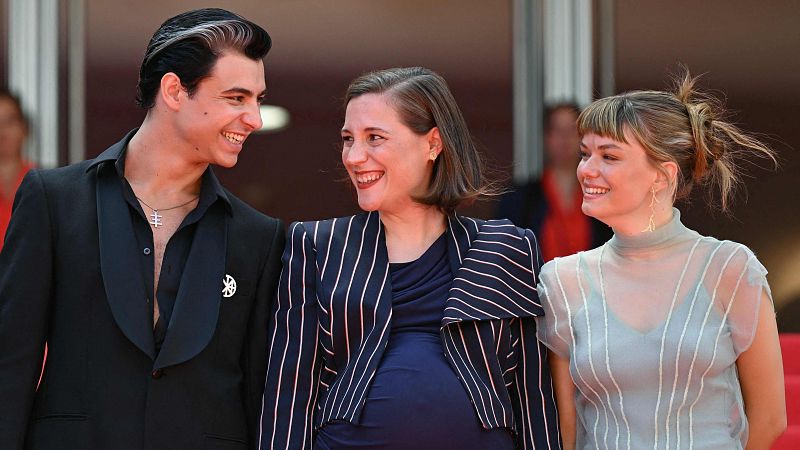 Carla Simón, en el centro, junto a los actores Mitch Robles y Llúcia Garcia, en Cannes