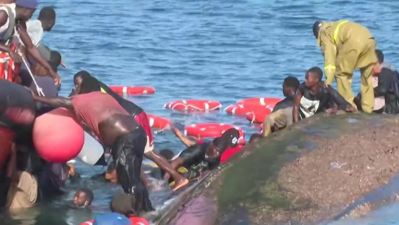 Vuelca una patera al ser remolcada al puerto de La Restinga, en El Hierro