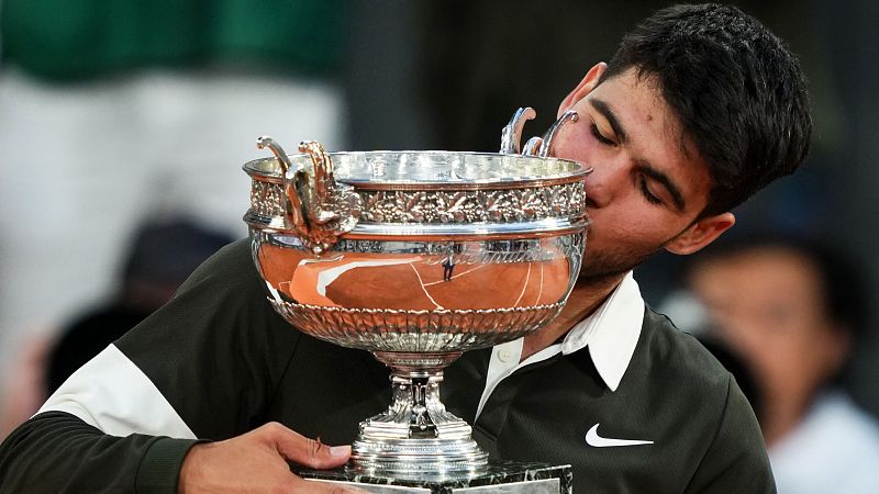 Alcaraz posa con su trofeo de campen.