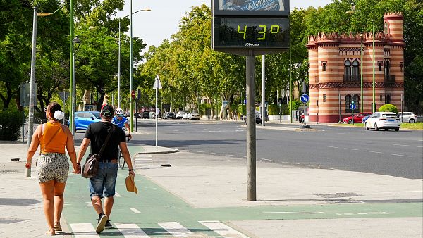 Peatones por la capital andaluza en plena ola de calor