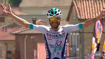 Damiano Caruso celebra su triunfo en la tercera etapa de la Vuelta a Burgos 2025
