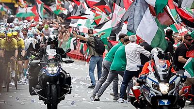 Protestas contra la participacin del equipo Israel en el final de la etapa de la Vuelta en Bilbao