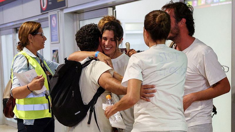 Llegan a Madrid 21 de los miembros espaoles de la Flotilla