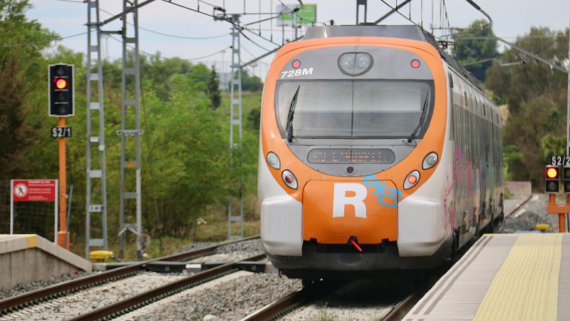Un tren de Rodalies sortint de l'estaci� de Parets del Vall�s en sentit Barcelona. | ACN: Albert Segura
