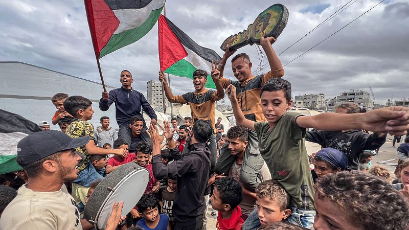 Palestinos celebran el acuerdo entre Israel y Hams en el campo de refugiados de Nusairat