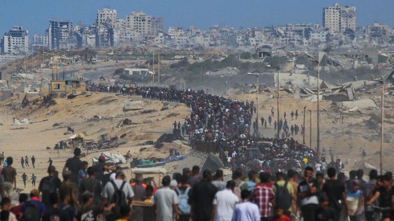 Miles de gazat�es desplazados comienzan a volver a sus casas tras la tregua