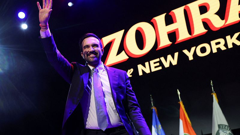 Zohran Mamdani saluda tras ganar las elecciones a la alcalda de Nueva York