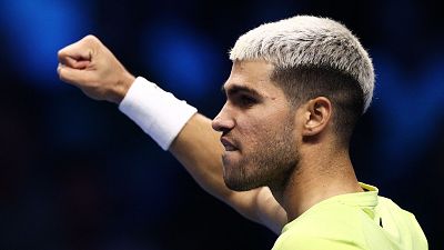Alcaraz acaricia las semifinales de las ATP Finals tras remontar ante el estadounidense Fritz