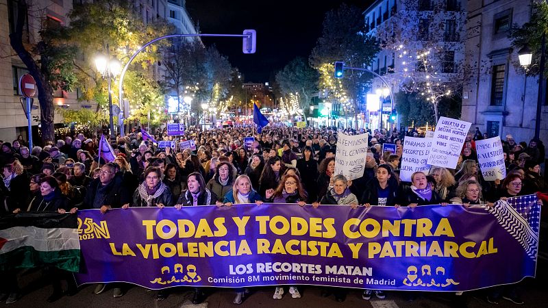 Cientos de personas durante una concentracin por el Da de la Eliminacin de la Violencia contra las Mujeres, a 25 de noviembre de 2025, en Madrid