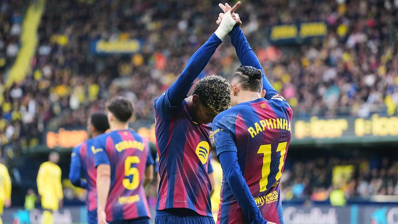 Lamine Yamal y Raphinha celebran un gol ante el Villarreal