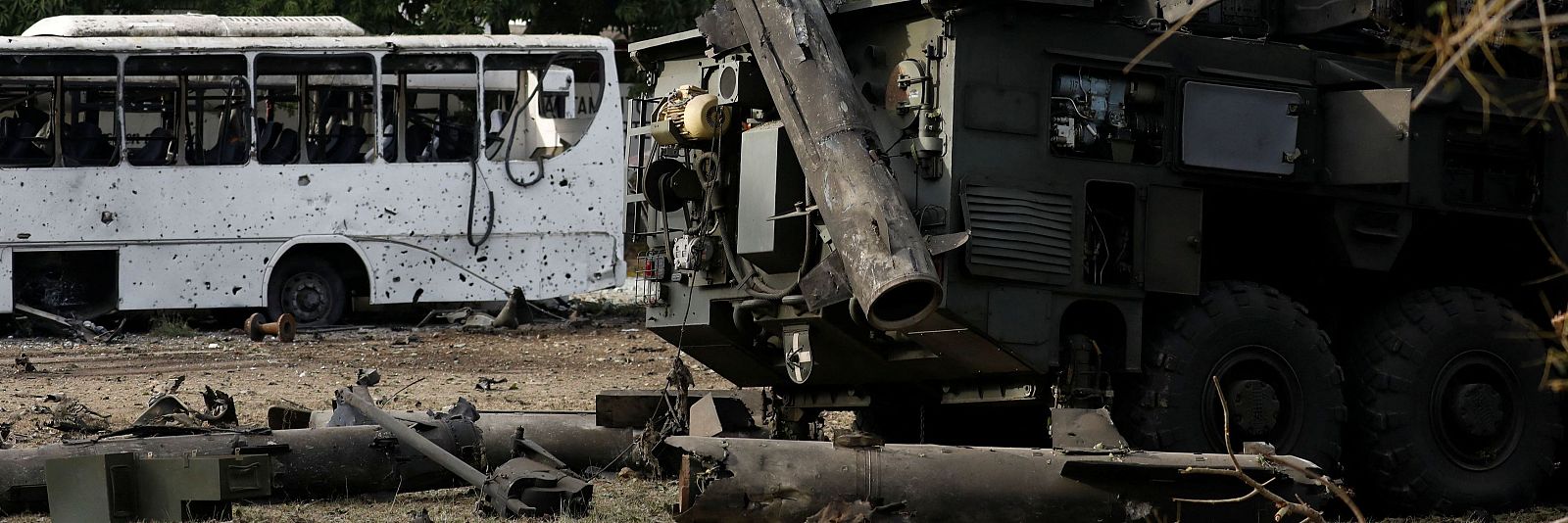 Destrozos tras el ataque en la base militar La Carlota