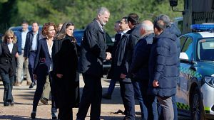 El rey Felipe VI y la reina Letizia saludan al presidente de la Junta, Juanma Moreno, junto a la ministra de Hacienda, Mar�a Jes�s Montero, a su llegada a la zona en la que se produjo el accidente ferroviario.