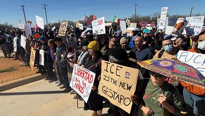 Varias personas sostienen pancartas contra ICE durante una manifestaci�n y vigilia en protesta por la detenci�n de ni�os