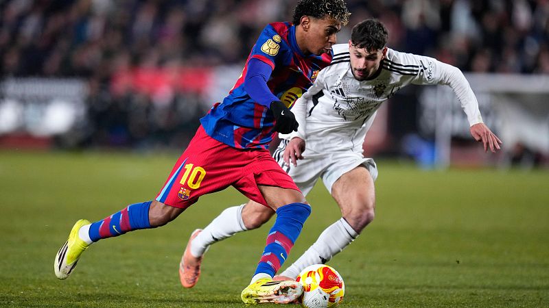 Barcelona's Lamine Yamal fights for the ball against Albacete's Antonio Pacheco during a Copa del Rey quarterfinal soccer match between Albacete and Barcelona, in Albacete, Spain, Tuesday, Feb. 3, 2026. (AP Photo/Manu Fernandez)