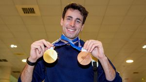 El doble medallista ol�mpico Oriol Cardona, a su llegada este martes al aeropuerto de Barcelona.