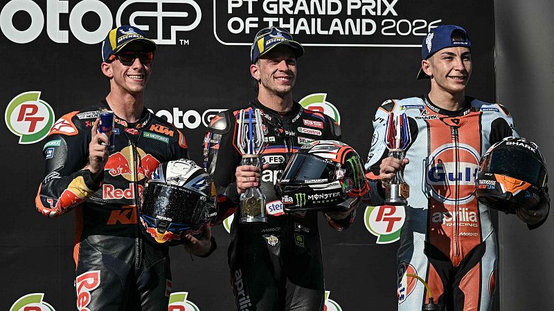 Bezzecchi escoltado en el podio por los espa�oles Acosta y Fern�ndez.