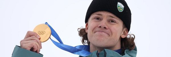 Luis Pinheiro con su medalla de oro en Milano Cortina
