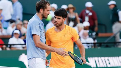 Daniil Medvedev saluda a Carlos Alcaraz tras derrotarle en el partido de semifinales individuales masculinas en Indian Wells, California, EE.?UU.