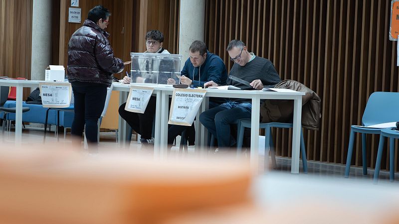 Castellanoleoneses votan en un colegio electoral en Soria