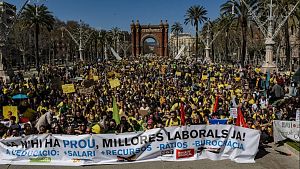 La huelga de profesores catalanes corta v�as y colapsa el tr�fico en Barcelona.