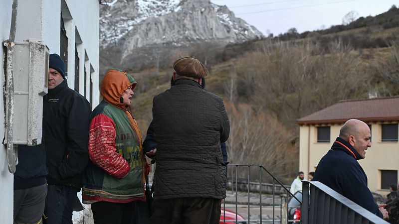 Imagen de archivo de vecinos de Villaman�n tras el sorteo de Navidad