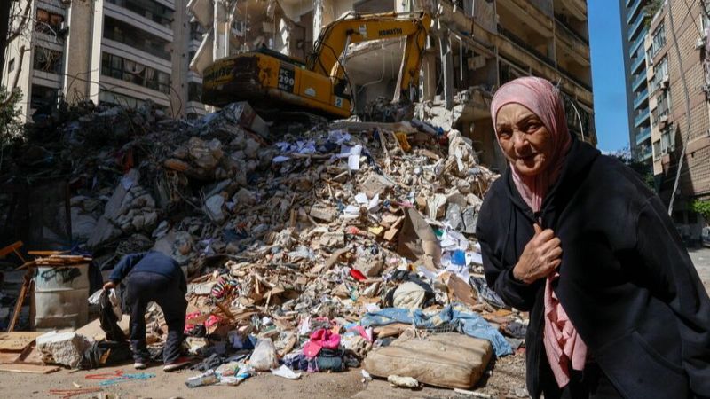 Una mujer contempla un edificio destruido en Beirut