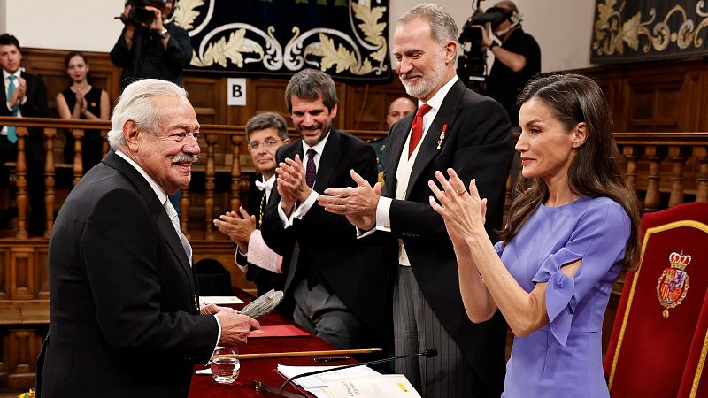 Gonzalo Celorio recibe el Premio Cervantes 2025 de manos del rey Felipe VI y la reina Letizia.