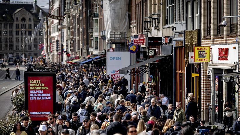Calle Damrak, una de las m�s transitadas de la ciudad de �msterdam