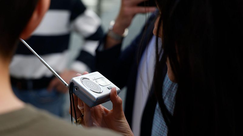 Una mujer escucha la radio durante el apag�n en Espa�a el 28 de abril de2025