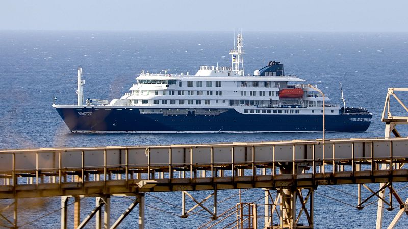 El crucero holand�s MV Hondius se encuentra anclado frente a la costa de la ciudad de Praia, en Cabo Verde