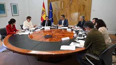 S�nchez convoca la reuni�n de seguimiento de la crisis de hantavirus y Clavijo rechaza acoger el crucero en Canarias