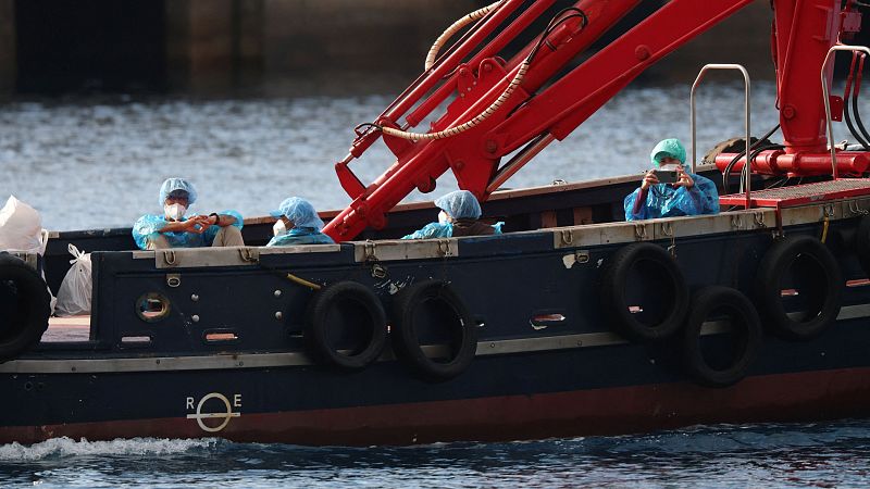 Los primeros espa�oles evacuados del Hondius llegan al puerto de Granadilla