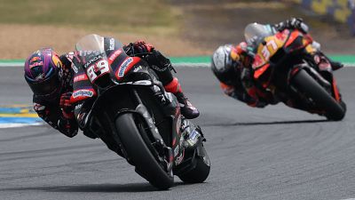 Gran Premio de Francia de MotoGP 2026: Jorge Mart�n gana superando a Marco Bezzecchi a tres vueltas del final.