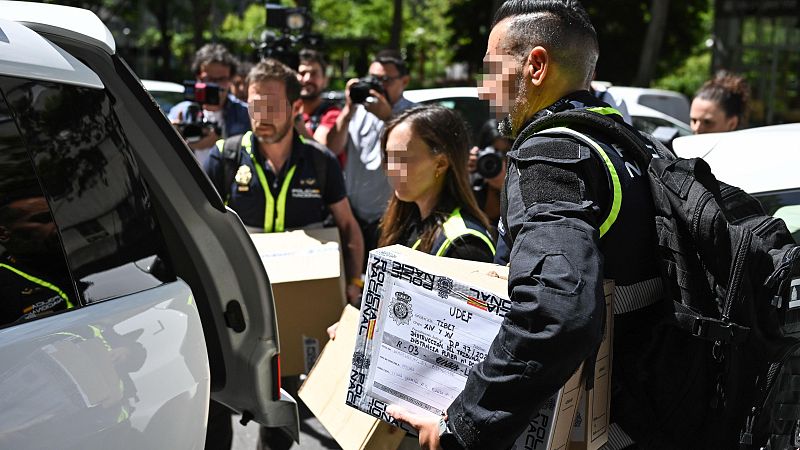 La polic�a se inacauta de documentos ligados a la red de influencias liderada presuntamente por el expresidente Rodr�guez Zapatero