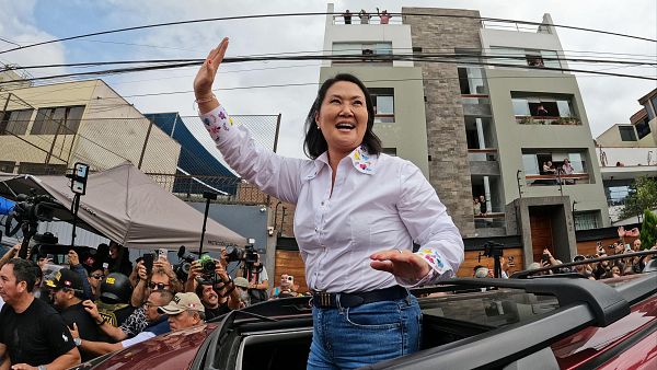 Keiko Fujimori saluda a sus simpatizantes tras votar