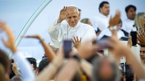 El papa a su llegada para la vigilia en el estadio ol�mpico de Barcelona