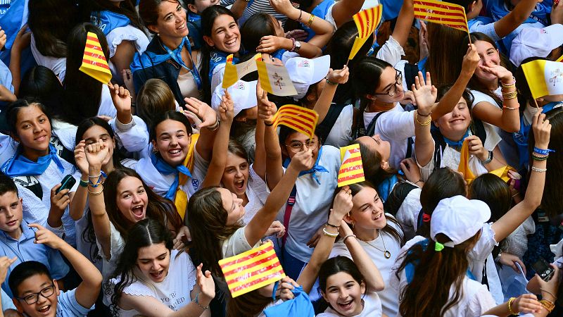 Varias personas esperan la llegada del papa a Montserrat
