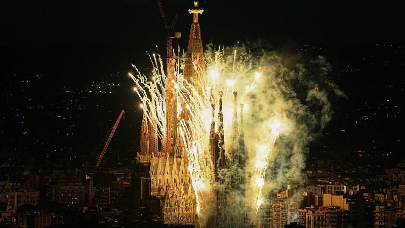 Espect�culo tras la bendici�n de la Torre de Jesucristo de la Sagrada Familia