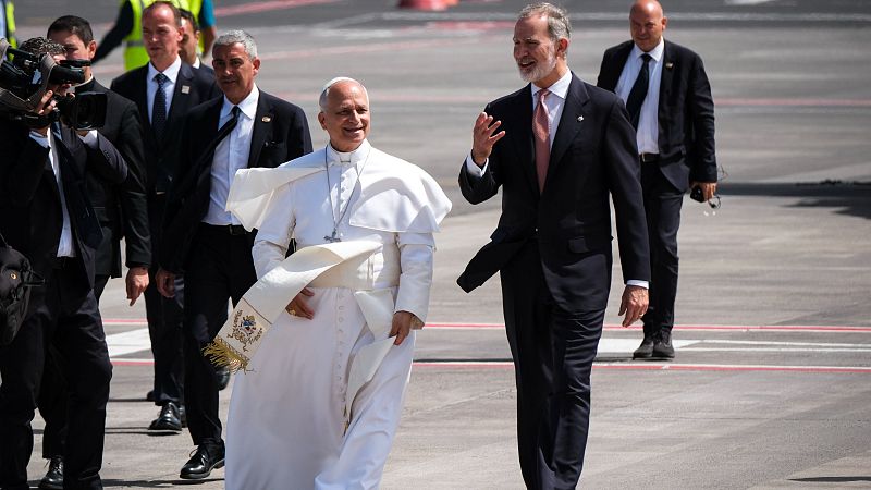 El rey y el papa Le�n XIV caminan juntos en el aeropuerto de Los Rodeos, en Tenerife