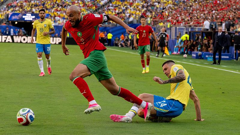 Roger Iba�ez de Brasil disputa el bal�n con Noussair Mazraoui de Marruecos durante el partido del grupo C del Mundial de la FIFA 2026 entre Brasil y Marruecos.