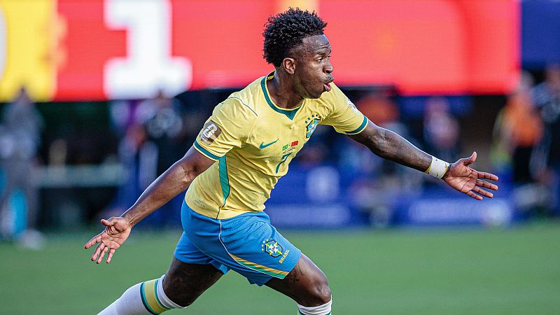 Vinicius Junior, de Brasil, celebra tras marcar el primer gol de su equipo contra Marruecos.