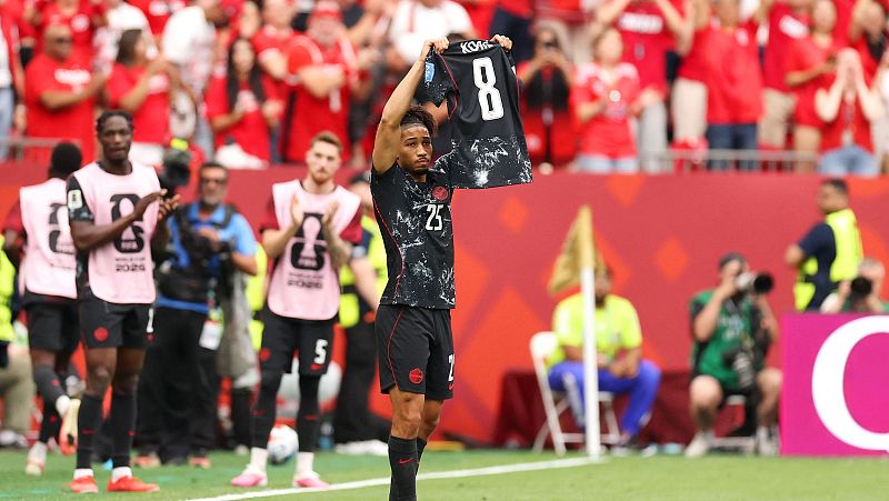 Nathan Saliba celebrando un gol dedicado a su compa�ero reci�n lesionado Kone