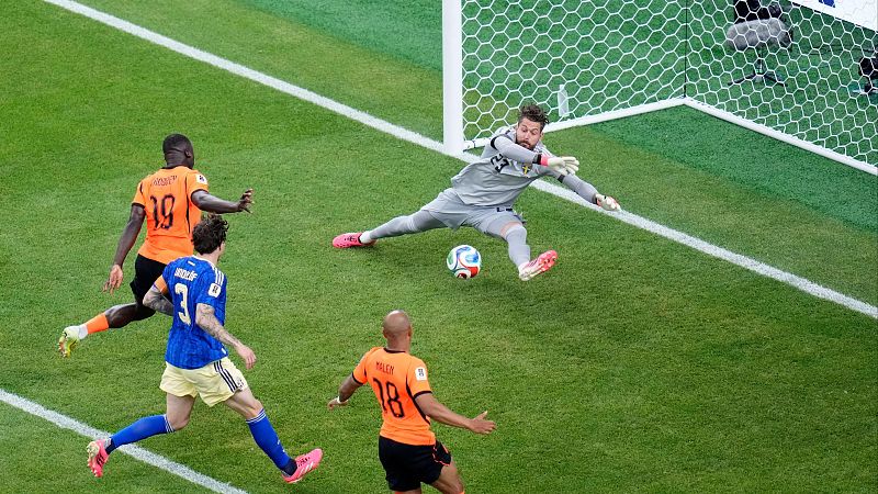 Pa�ses Bajos anota el primer gol a Suecia