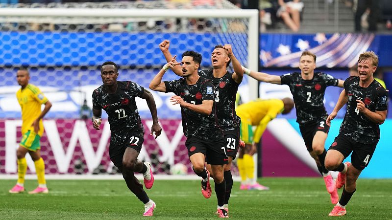 Canad� celebra su gol
